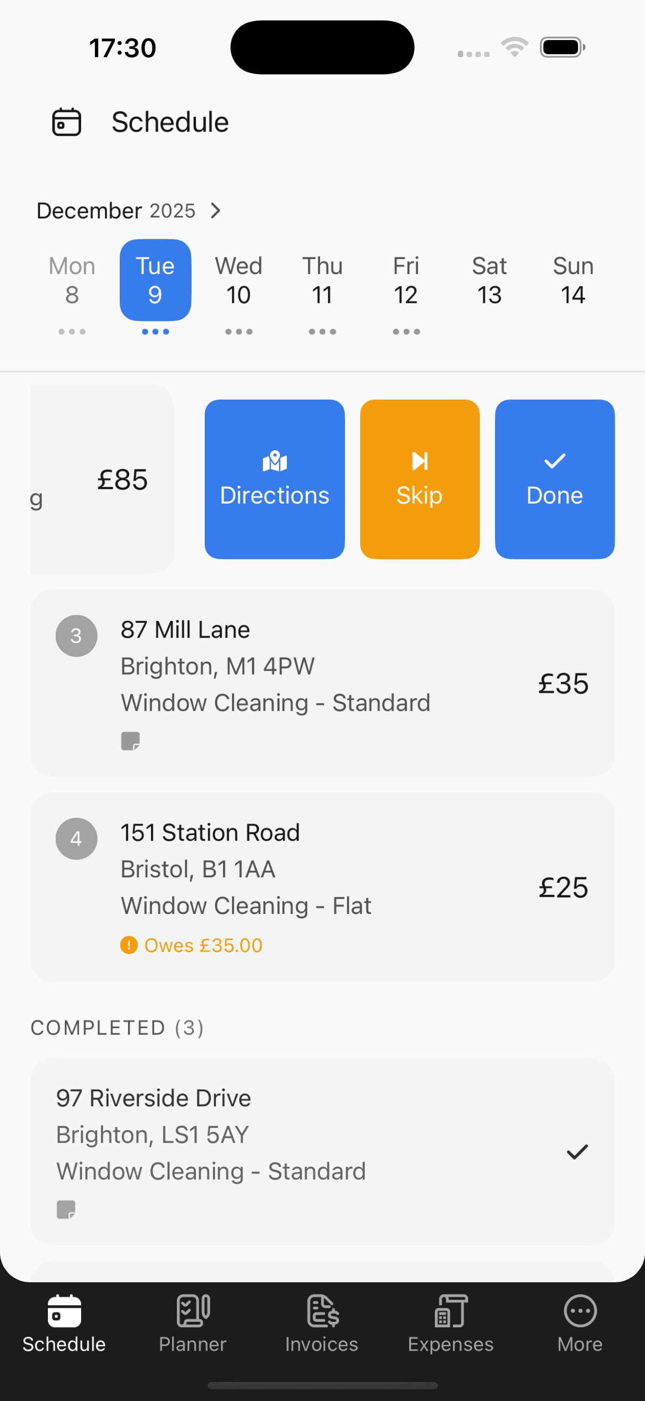 Full daily schedule visible while phone shows no signal, demonstrating complete offline functionality